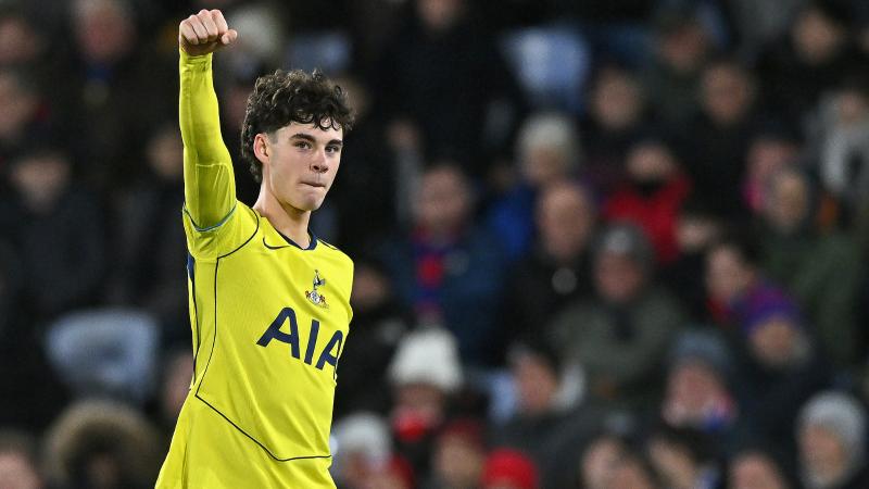 德天空：那不勒斯想签弗赖堡中场曼赞比顶替受伤的德布劳内（德媒：那不勒斯有意引进弗赖堡中场曼赞比，以填补德布劳内伤缺）