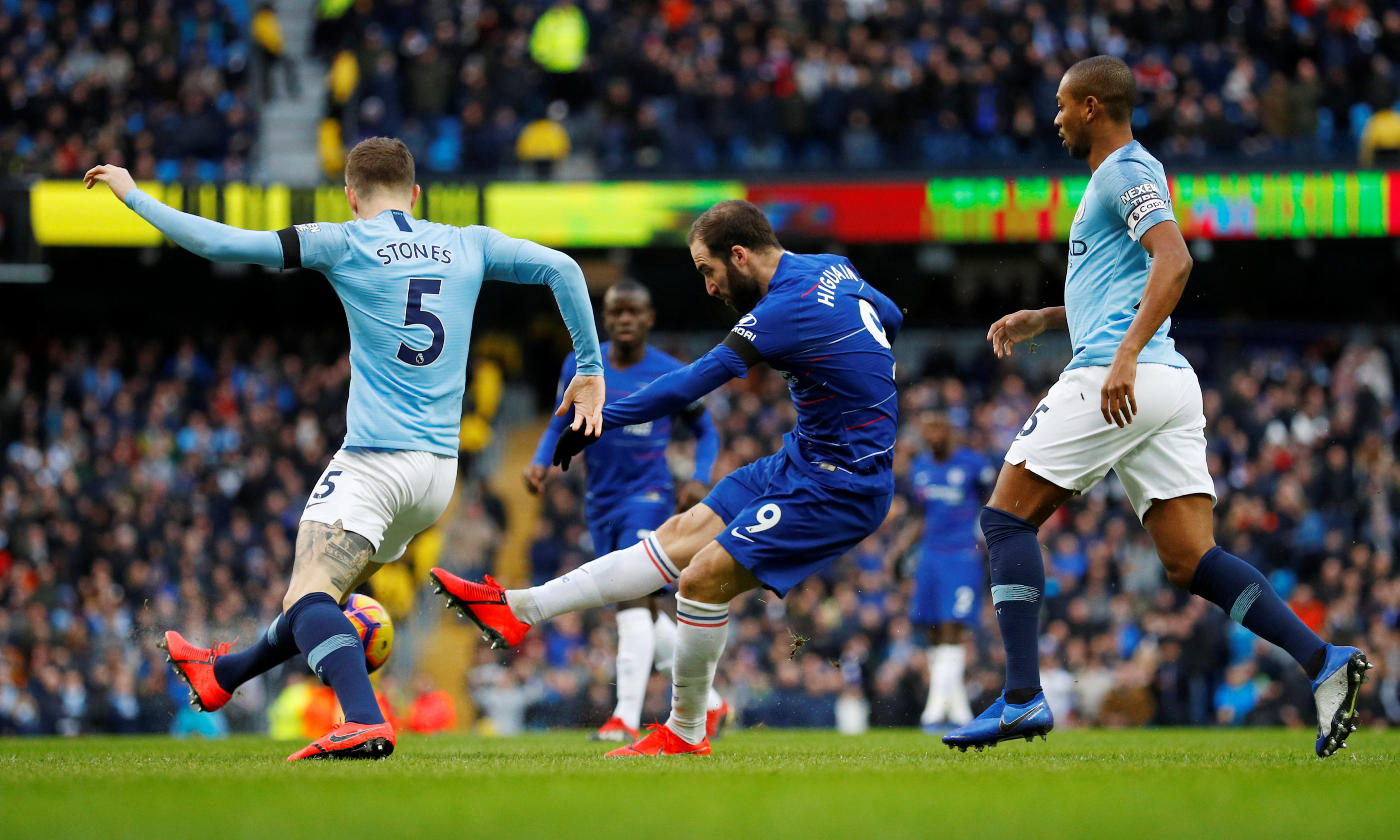 热闻｜B费一传两射造两大神迹！曼联客场4-1大胜狼队升至英超第六（B费梅开二度+助攻两破纪录，曼联客场4-1击败狼队升至英超第六）