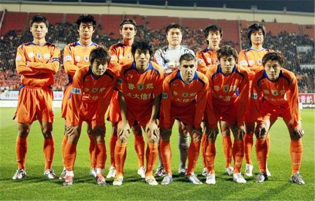 黄蜂新秀突破技术惊艳全场（黄蜂新星突破身手惊艳全场）