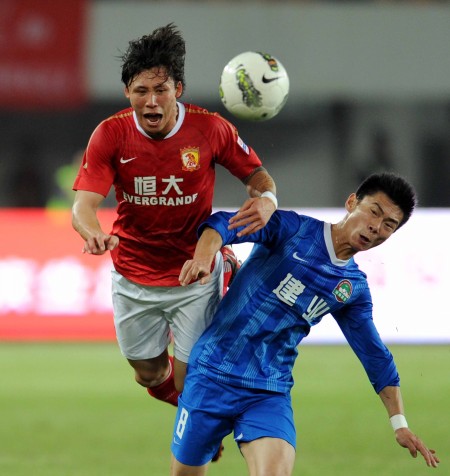 意甲球员在第12轮比赛中涂上红色面彩，向针对女性的暴力说不（意甲第12轮：球员以红色面彩发声，拒绝针对女性的暴力）