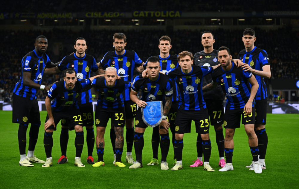 拉普拉塔大学生抗议阿足协新规，背身列队迎接联赛冠军罗萨里奥（不满阿足协新规，拉普拉塔大学生背对列队致意联赛冠军罗萨里奥）