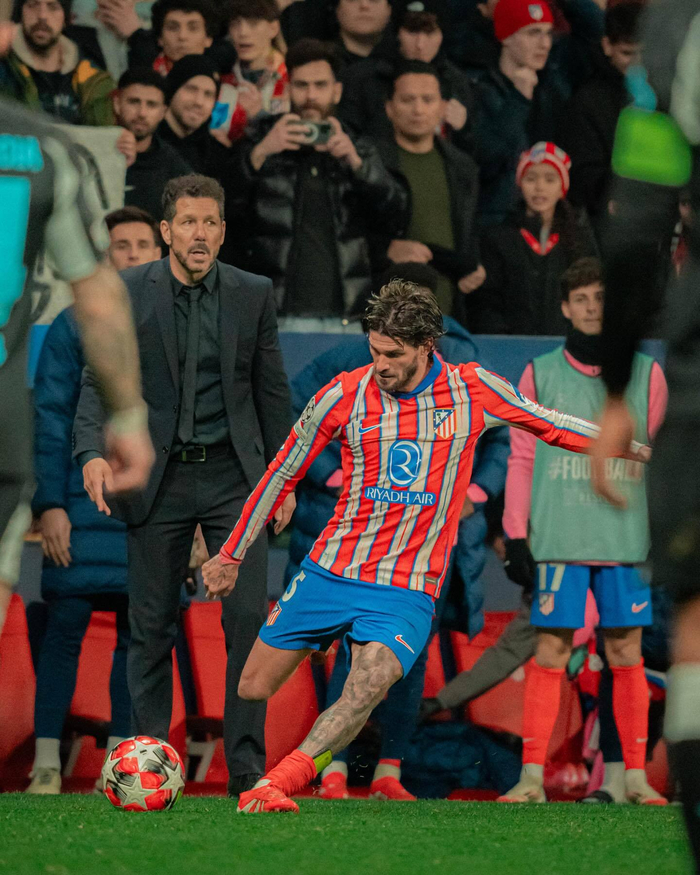 多特客战弗赖堡：吉拉西、小贝林厄姆首发，埃姆雷-詹出战（多特做客弗赖堡：吉拉西与小贝林厄姆先发，埃姆雷-詹登场）